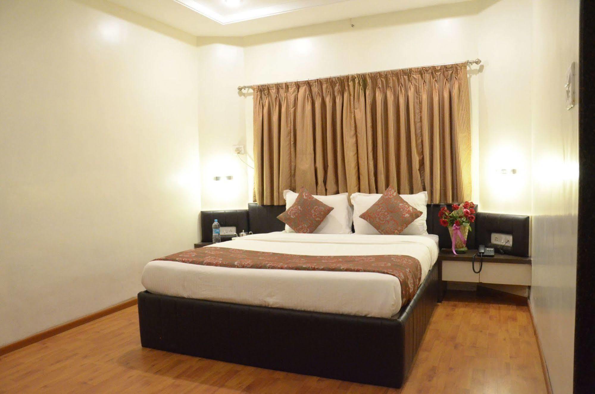 Hotel Vijay Residency Аурангабад Екстериор снимка