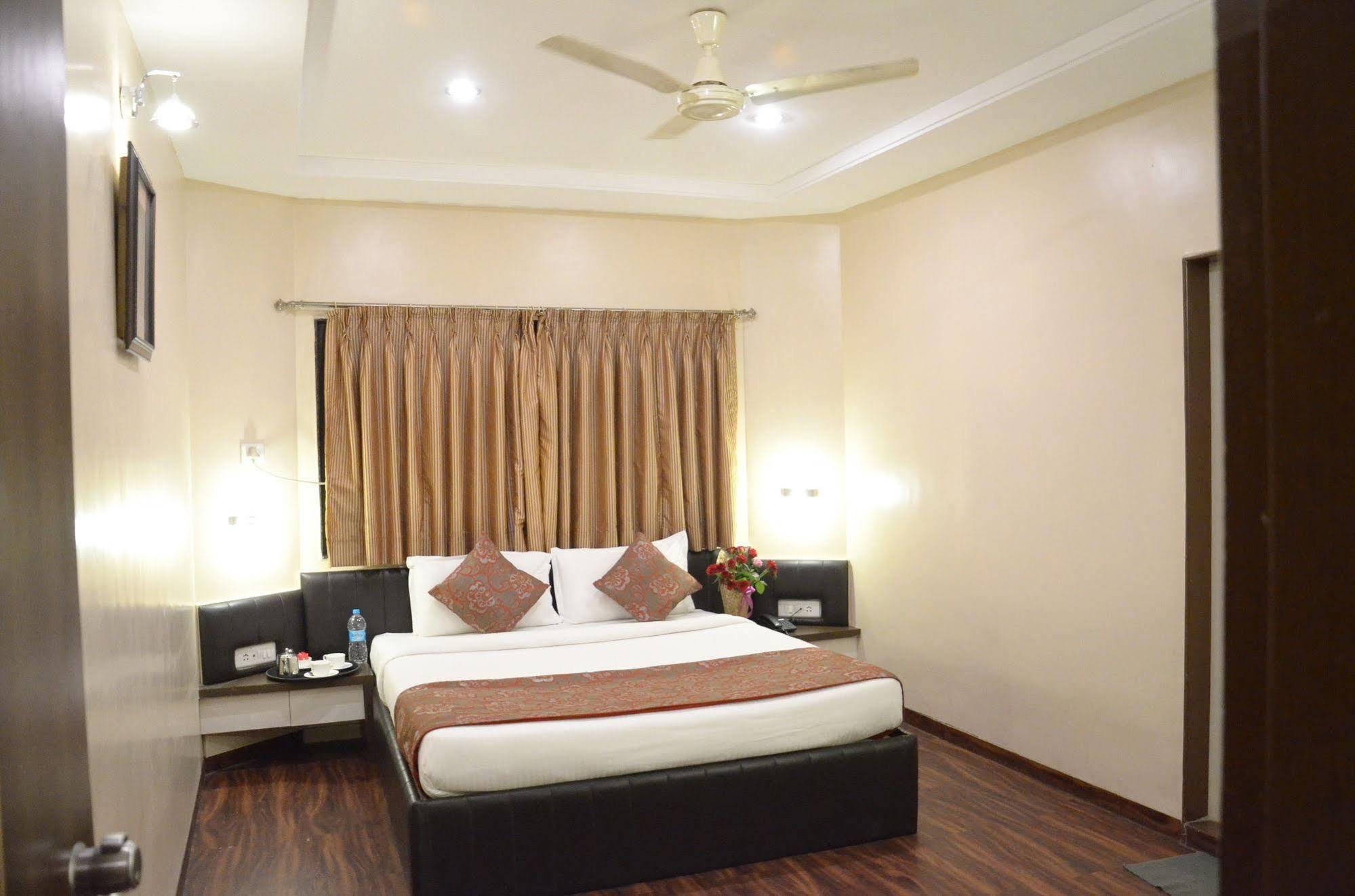 Hotel Vijay Residency Аурангабад Екстериор снимка